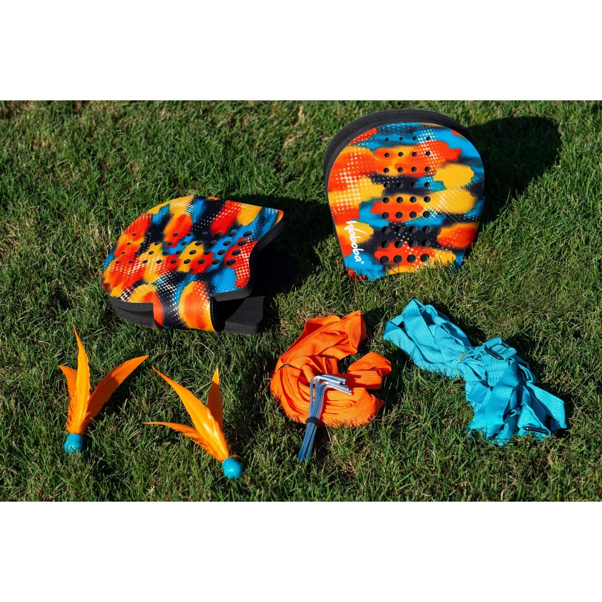 Waboba terenowa gra zręcznościowa dla dzieci z kolorowymi łapaczami i piórami na trawie