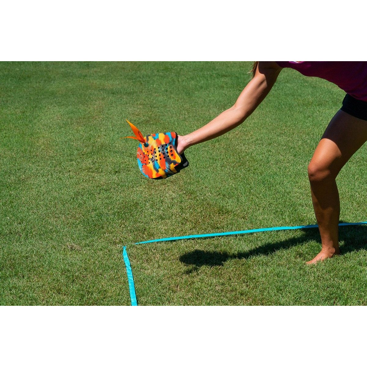 Kolorowa piłka do terenowa gra zręcznościowa dla dzieci marki Waboba na trawie