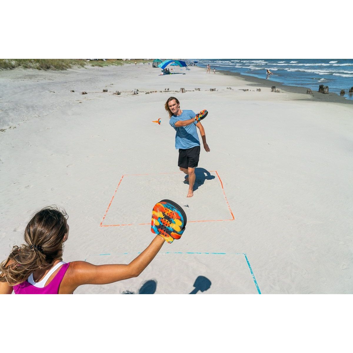 Terenowa gra zręcznościowa dla dzieci od Waboba rozgrywana na plaży, dwie osoby rzutowe