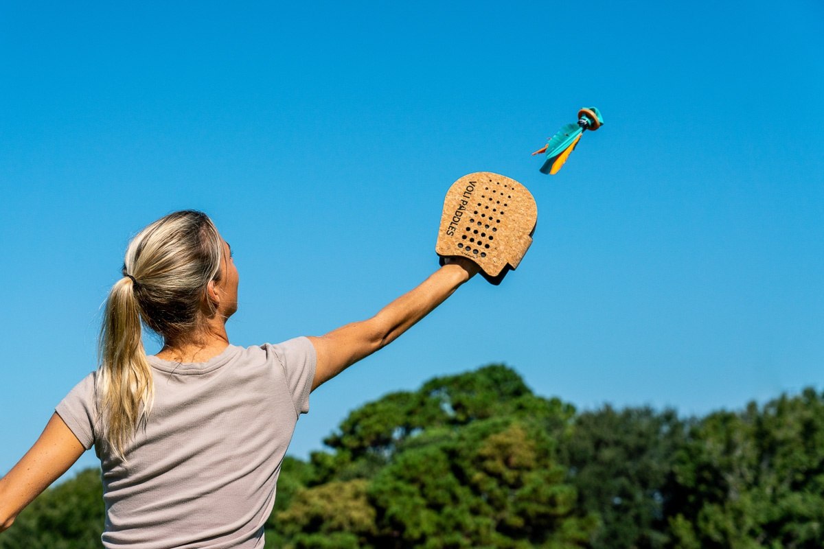 Kobieta grająca terenową grę zręcznościową Waboba Voli na zewnątrz w słoneczny dzień