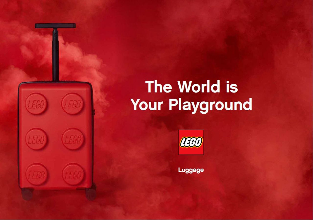 Czerwona walizka LEGO Signature czerwona z uchwytem i kółkami na tle czerwonej mgły