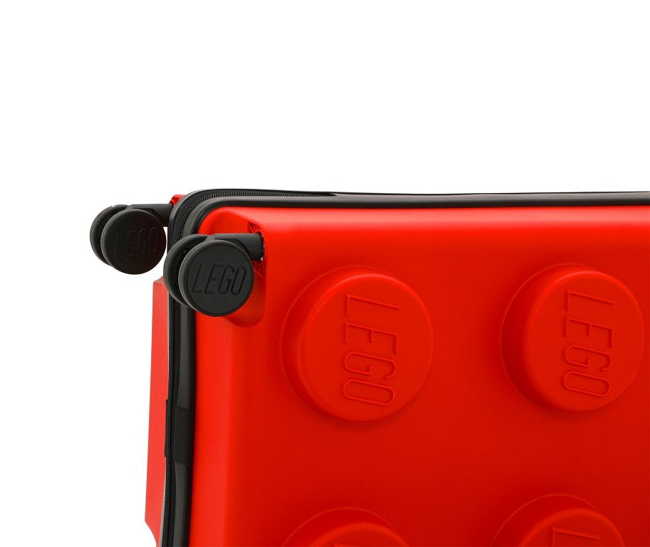 Część czerwonej walizki LEGO Signature czerwona z wypukłymi elementami przypominającymi klocki LEGO