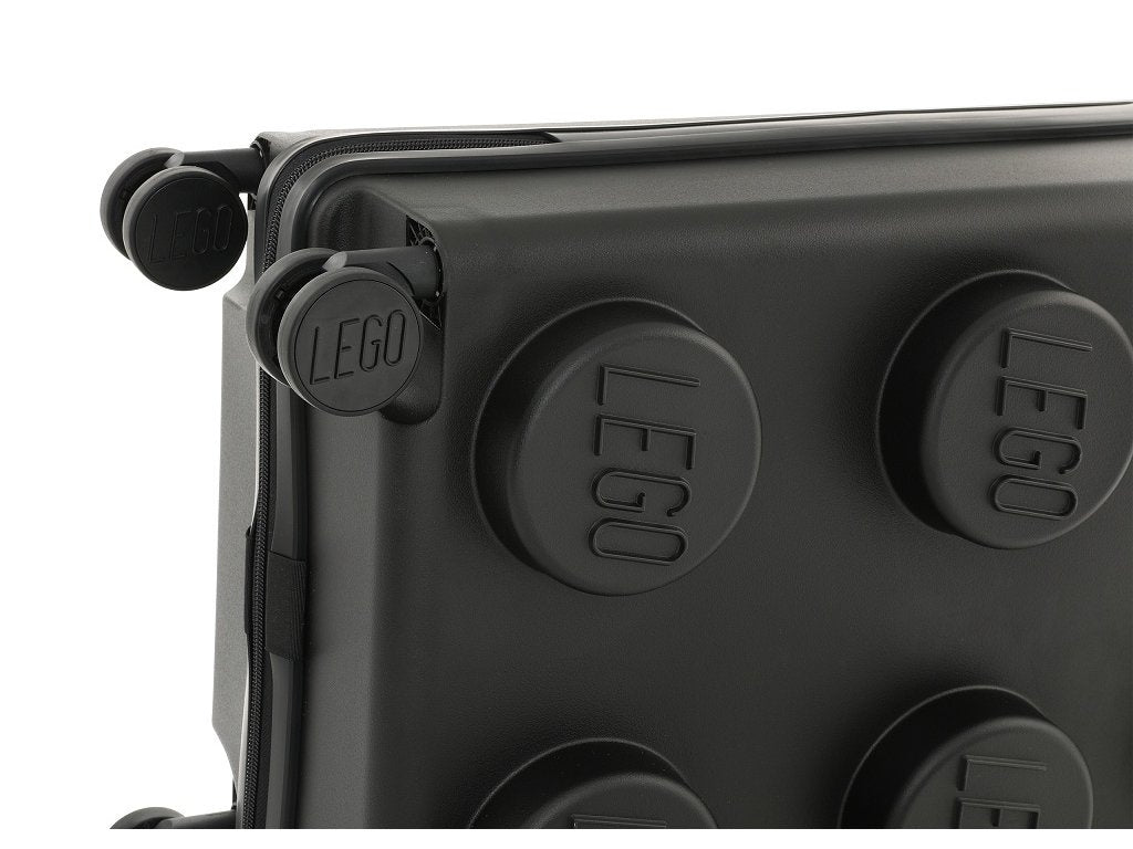 Czarna walizka LEGO czarna marki Yamann z kółkami i charakterystycznym wzorem klocków