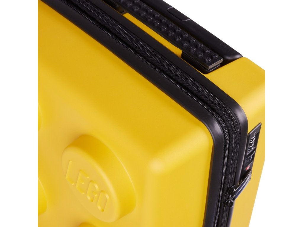 Żółta walizka LEGO żółta od Yamann z zamkiem szyfrowym i charakterystyczną teksturą klocków