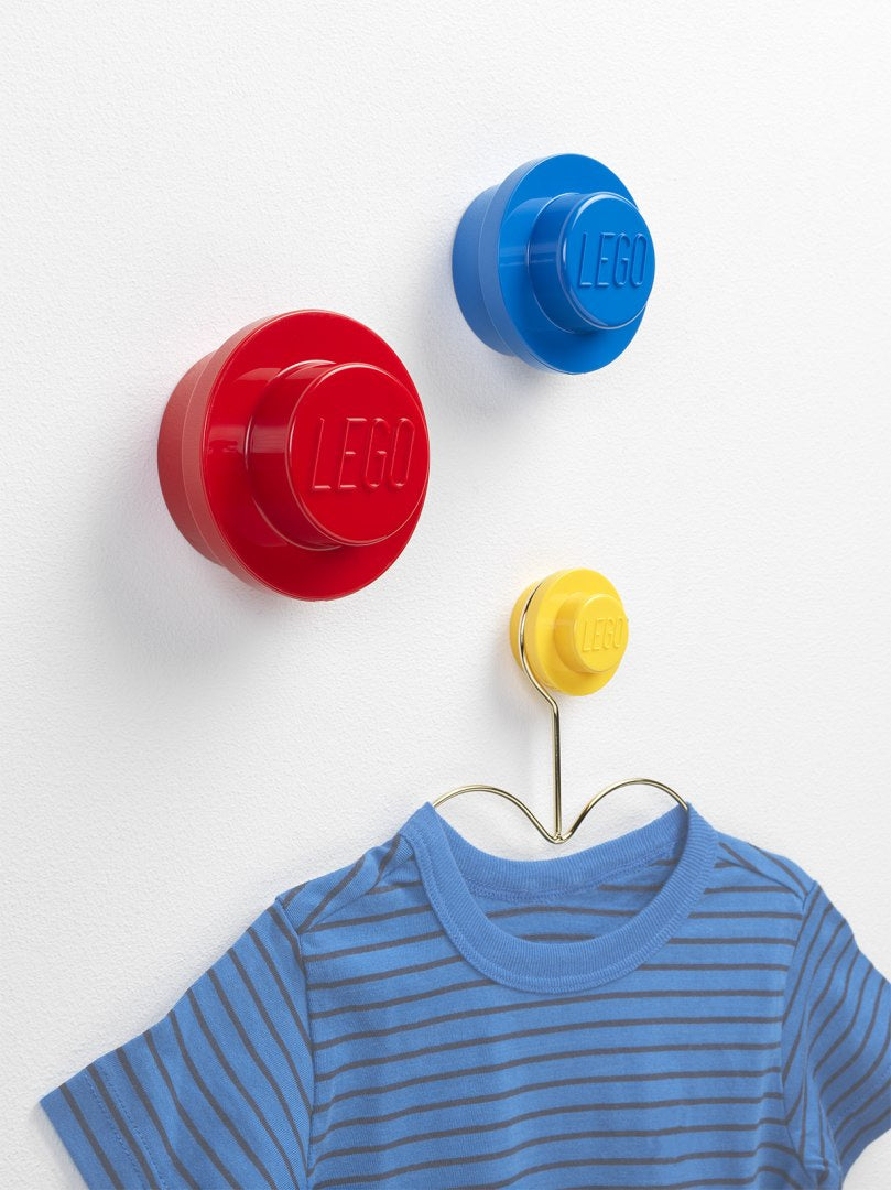 Kolorowe wieszaki LEGO na ścianę w kształcie klocków z ubraniem na haczyku
