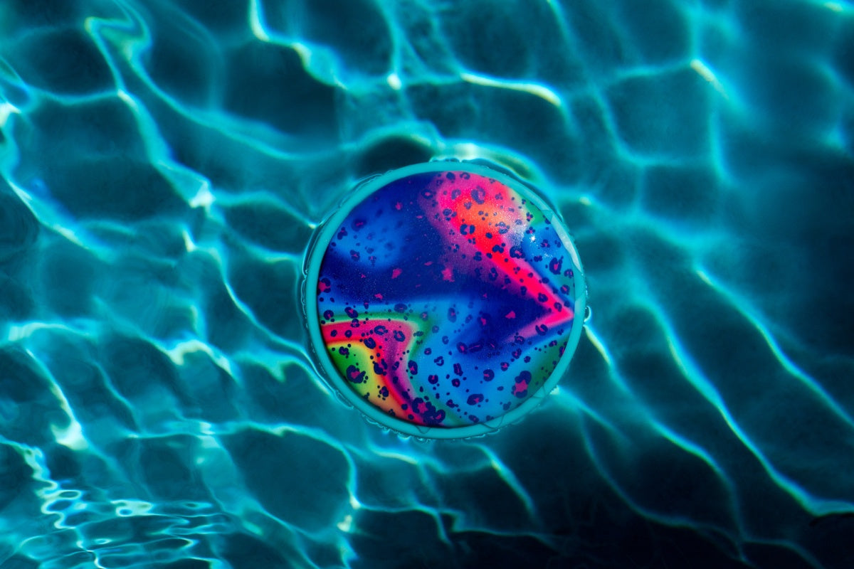 Kolorowe frisbee wodne dla dzieci unoszące się na powierzchni wody w basenie