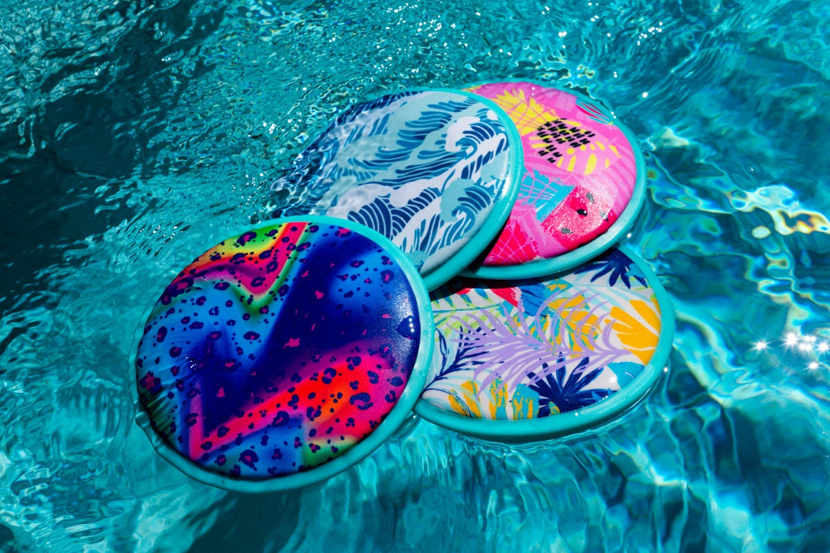 Kolorowe frisbee wodne dla dzieci pływające na powierzchni basenu do zabawy w wodzie