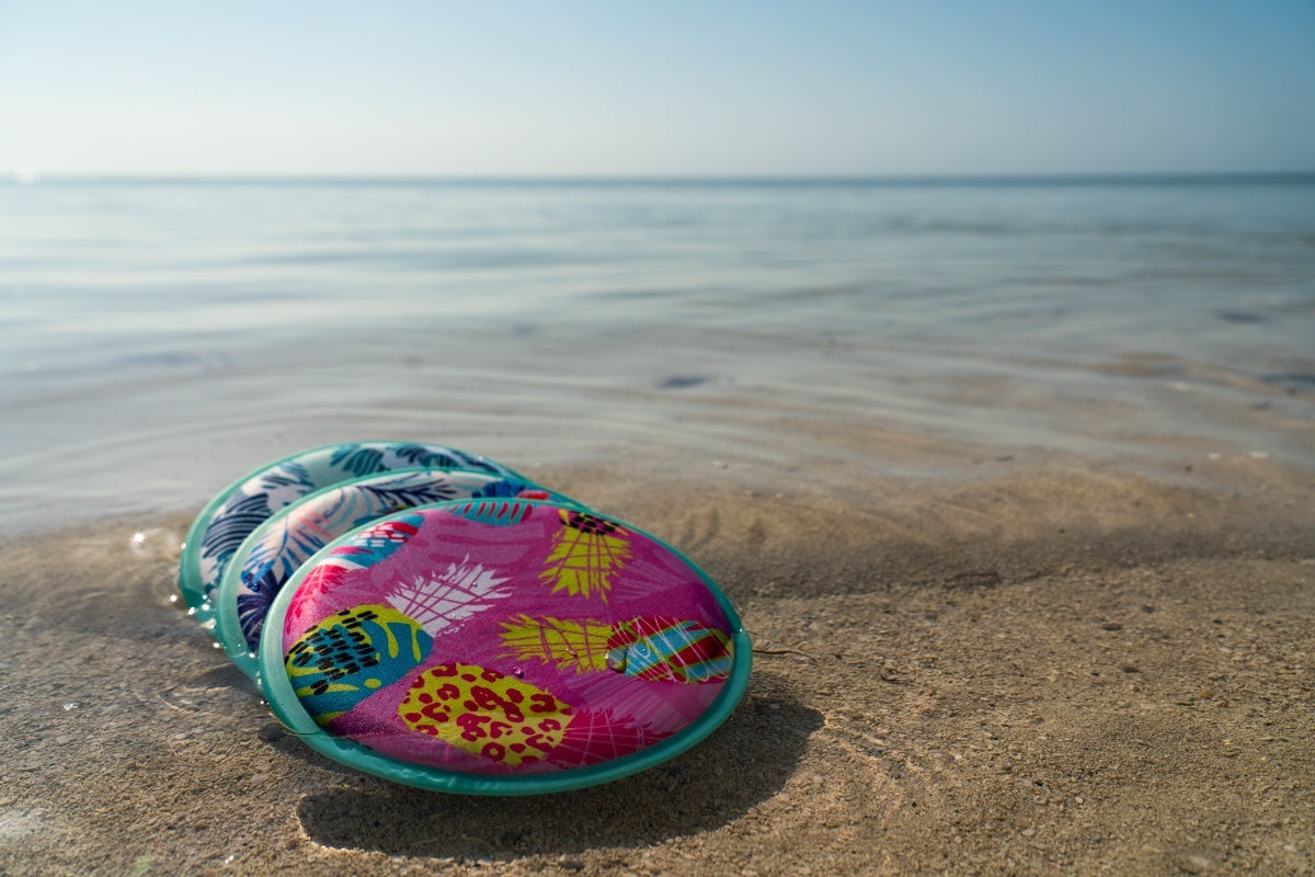Kolorowe frisbee wodne dla dzieci na plaży przy brzegu morza z widokiem na wodę