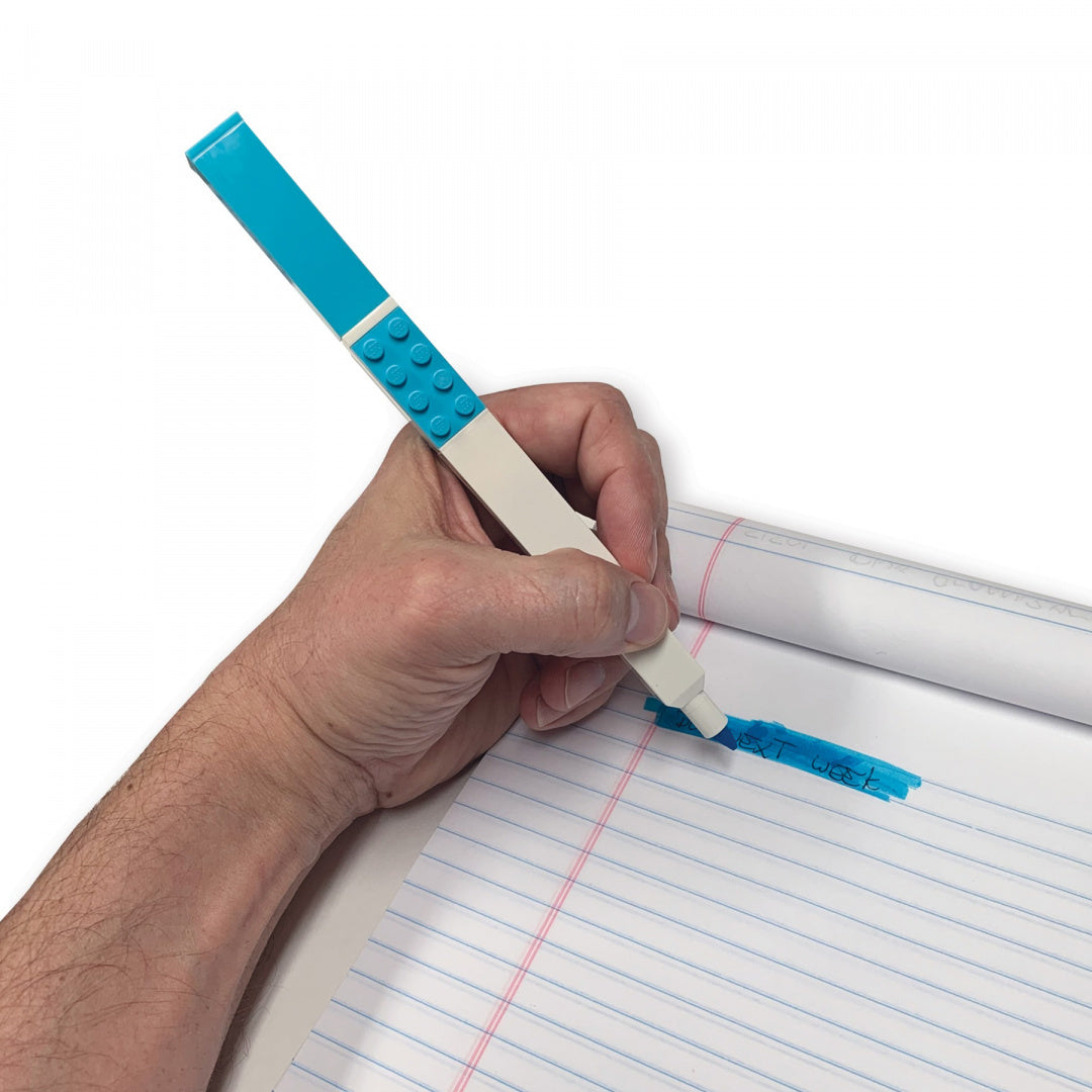 Zakreślacz z motywem LEGO w kolorze niebieskim pisany na kartkach notesu zakreślacze LEGO 3 kolory