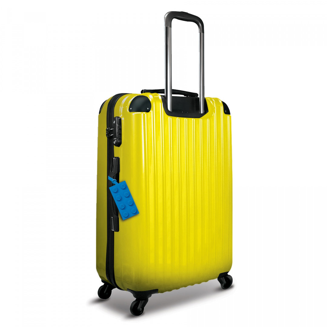 Żółta walizka z kółkami i niebieską zawieszką LEGO do bagażu przy uchwycie BV JACOB COMPANY