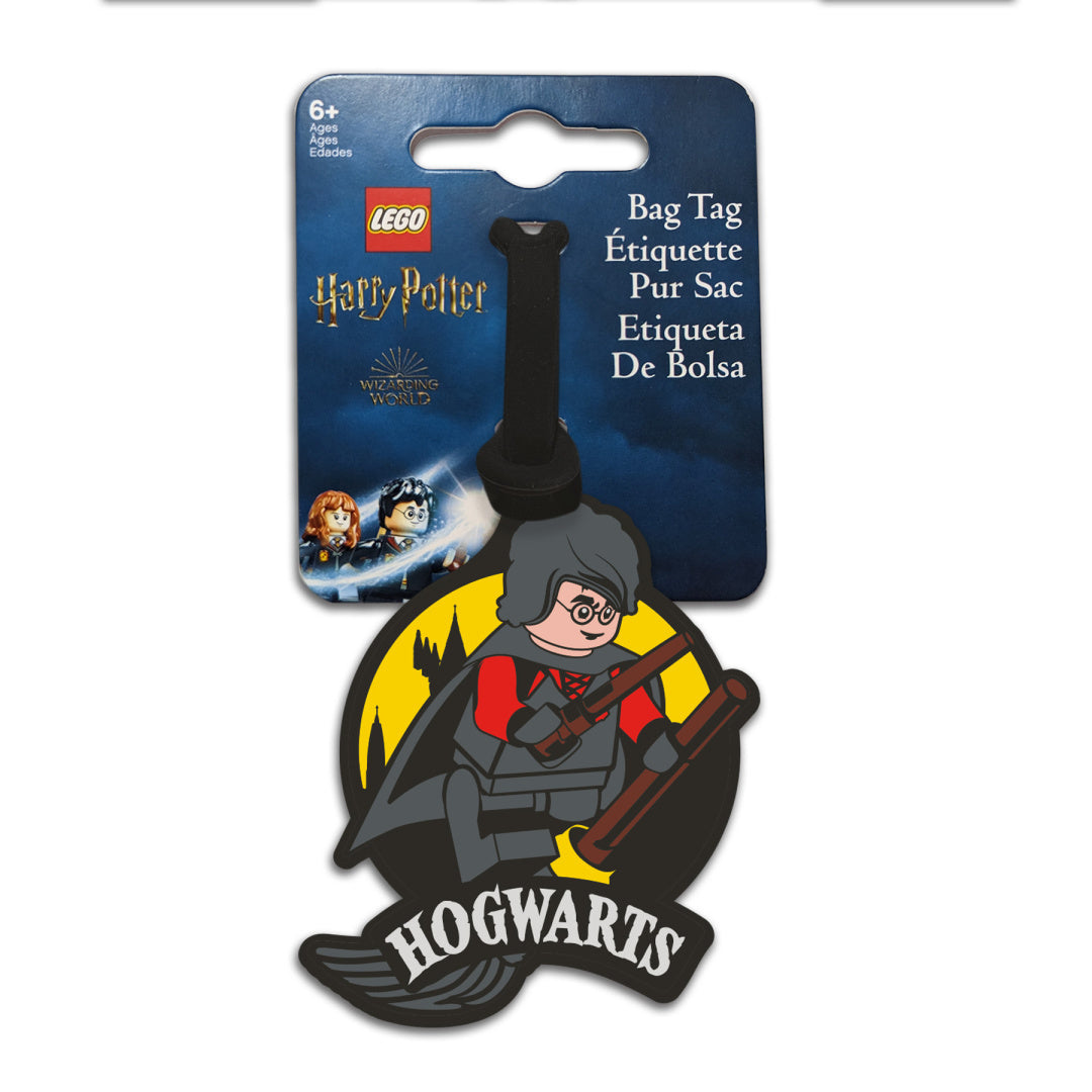Zawieszka LEGO Harry Potter Quidditch z figurką na miotle i napisem Hogwarts