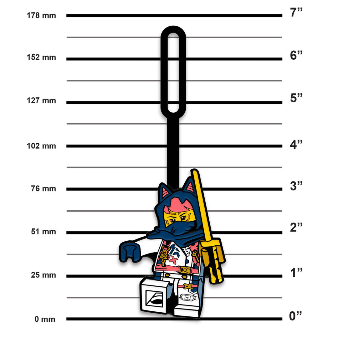 Zawieszka LEGO Ninjago Sora przedstawiająca bohatera z mieczem i kapturem na białym tle z miarką