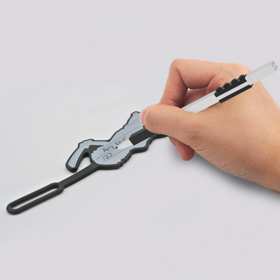 Czarna zawieszka LEGO Ninjago Lloyd do podpisywania z miejscem na imię i numer