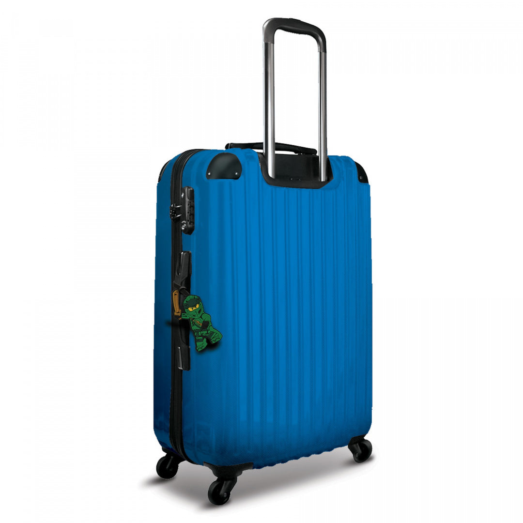 Niebieska walizka z czarnymi detalami i zawieszką LEGO Ninjago Lloyd przy uchwycie