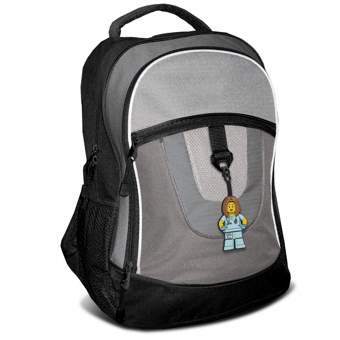 Szary plecak z czarnymi detalami z zawieszką LEGO pielęgniarka przypiętą do zamka