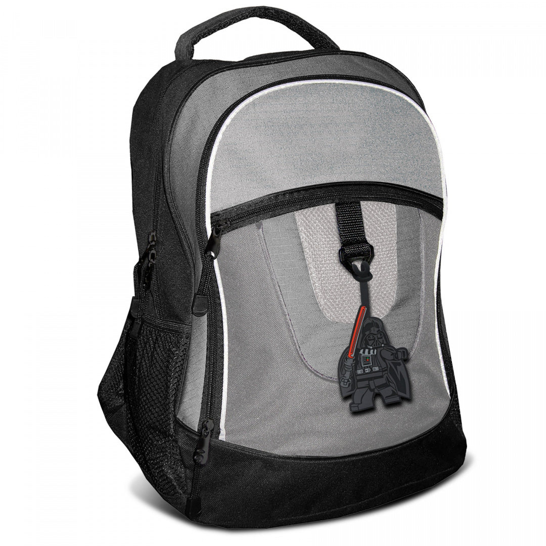 Szary plecak z czarnymi elementami i zawieszką do plecaka LEGO Star Wars przedstawiającą postać Darth Vadera