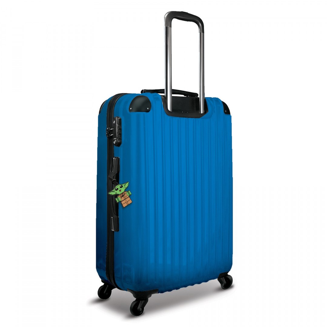 Walizka w kolorze niebieskim z zawieszką LEGO Star Wars Baby Yoda przypiętą do boku