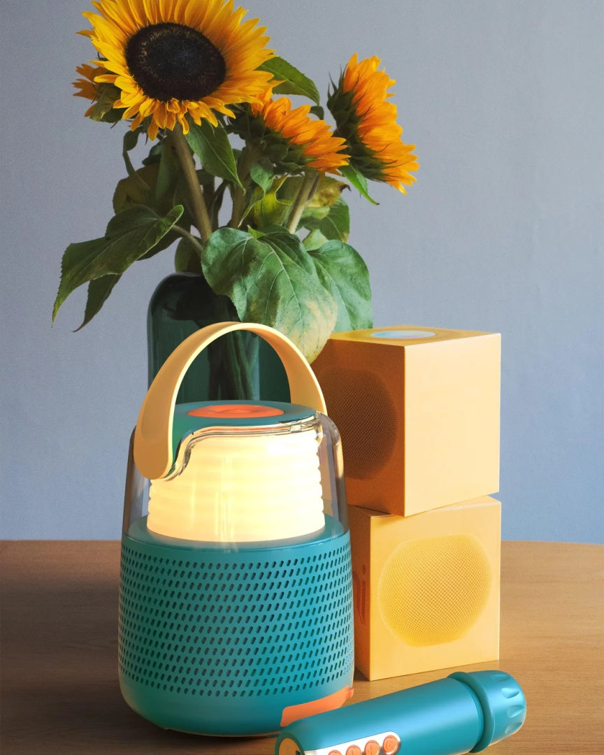 Niebieski zestaw do karaoke niebieski MOB z mikrofonem i głośnikiem na stole z kwiatami