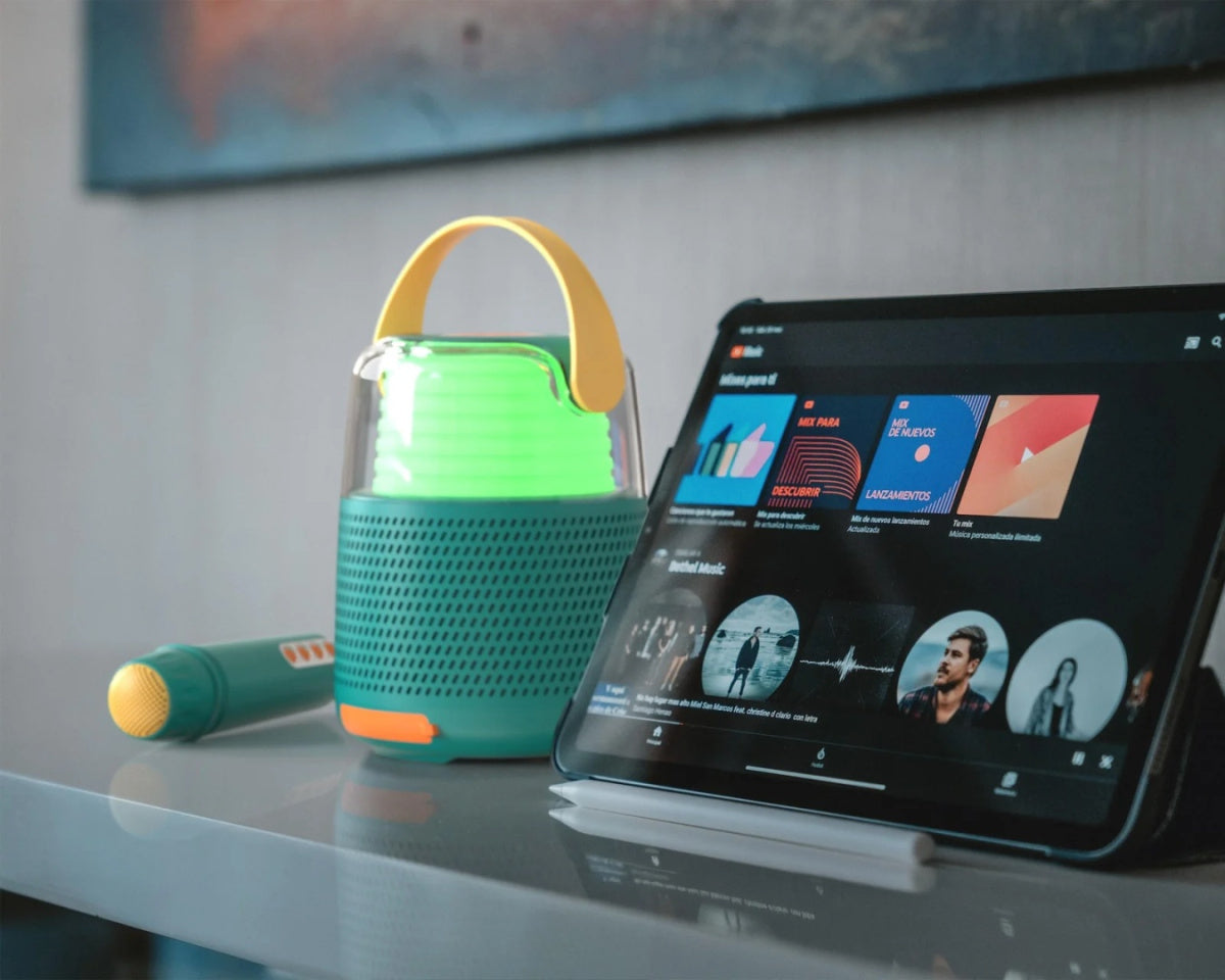 Niebieski zestaw do karaoke niebieski z mikrofonem i głośnikiem obok tabletu na stole