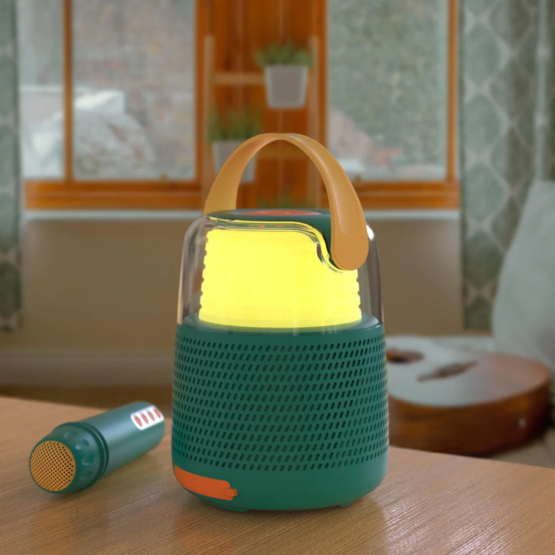 Zestaw do karaoke niebieski MOB z przenośnym głośnikiem i mikrofonem na drewnianym stole