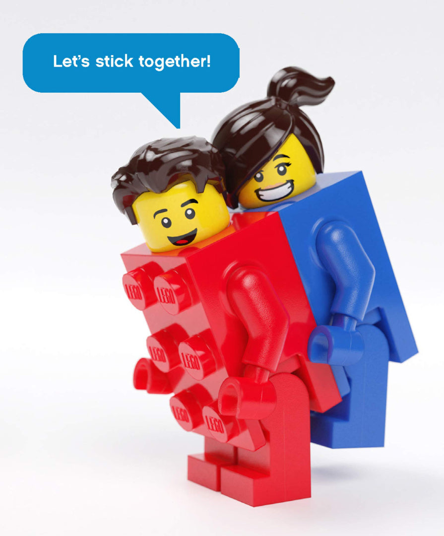 Postacie LEGO w kształcie klocków nawiązujące do kartki okolicznościowej LEGO z napisem Let's stick together