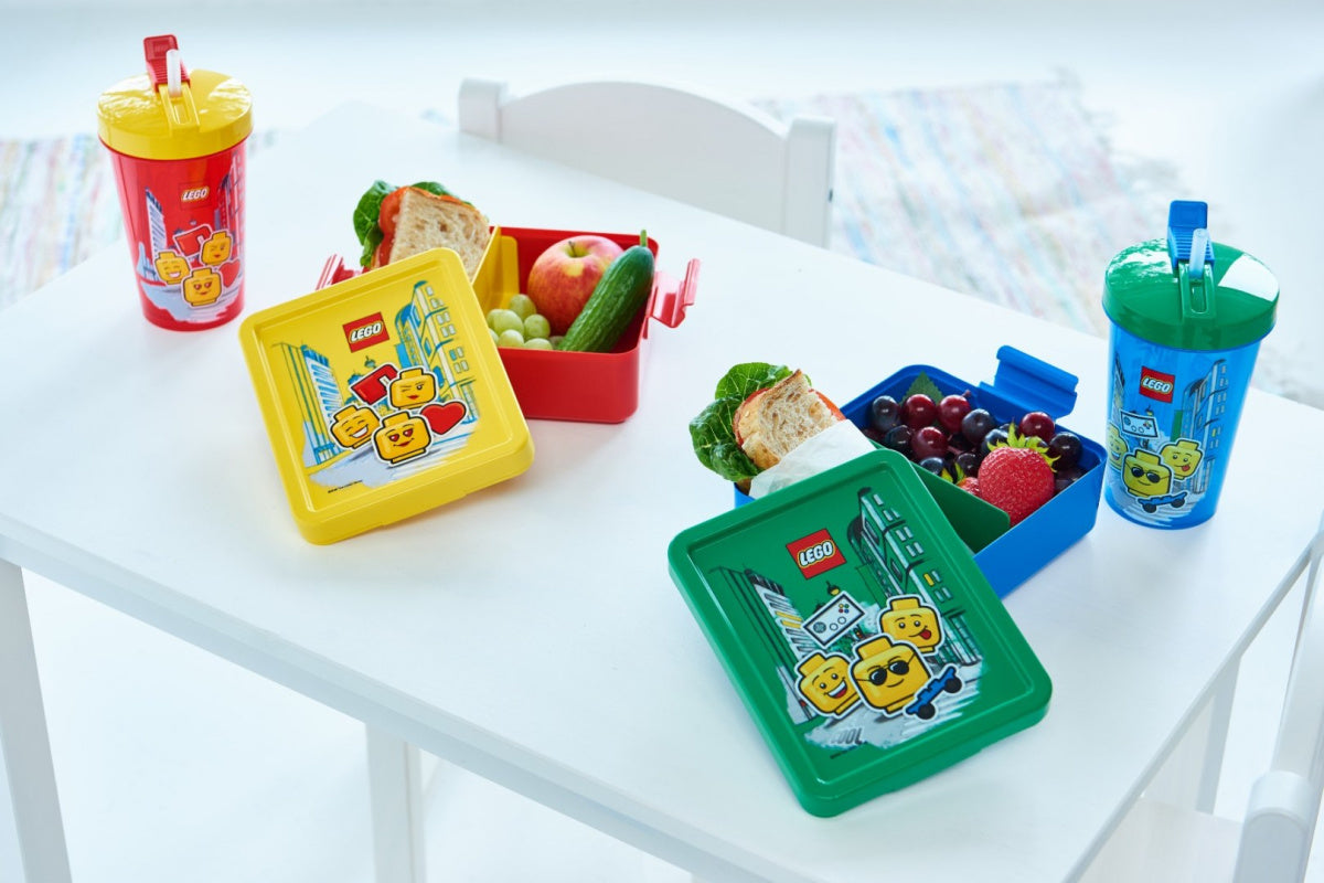 lunchbox LEGO chłopięcy z kolorowymi pojemnikami na jedzenie i kubkami na stole dla dzieci