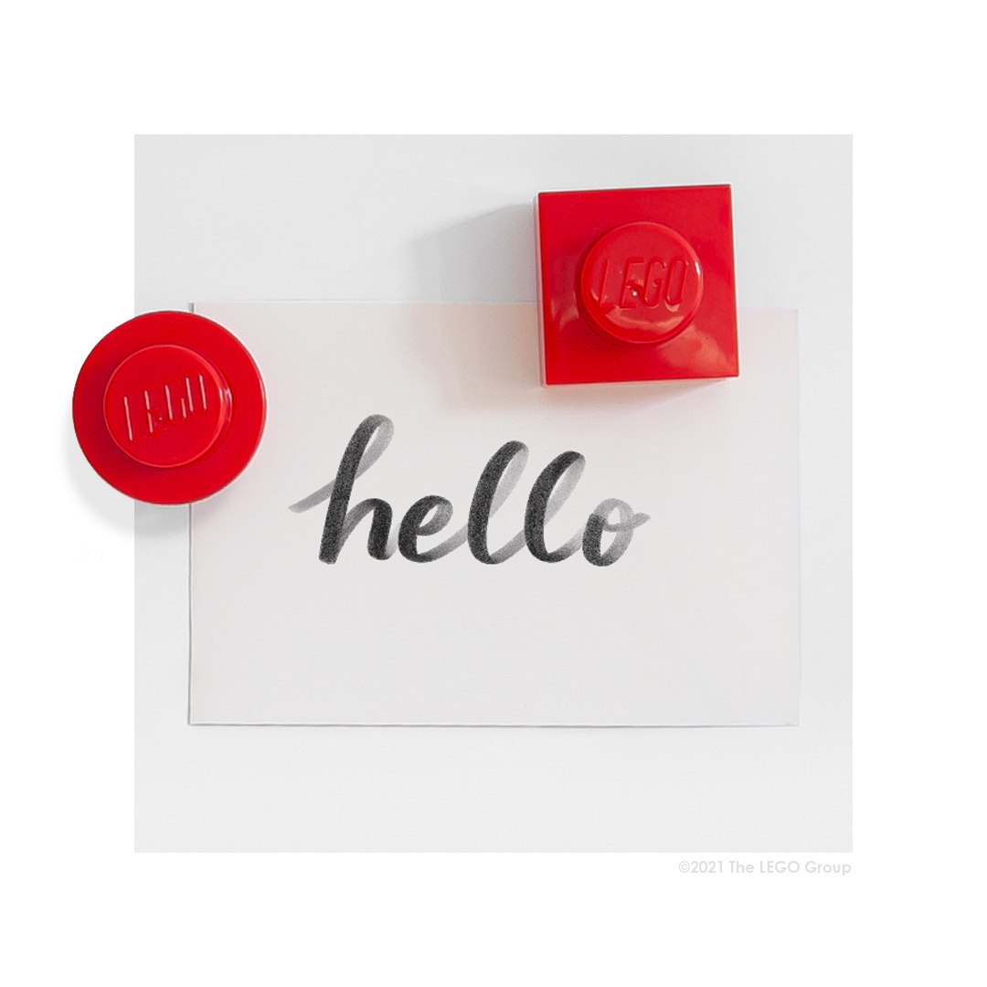 Czerwone magnesy LEGO do lodówki w kształcie klocków trzymające kartkę z napisem hello