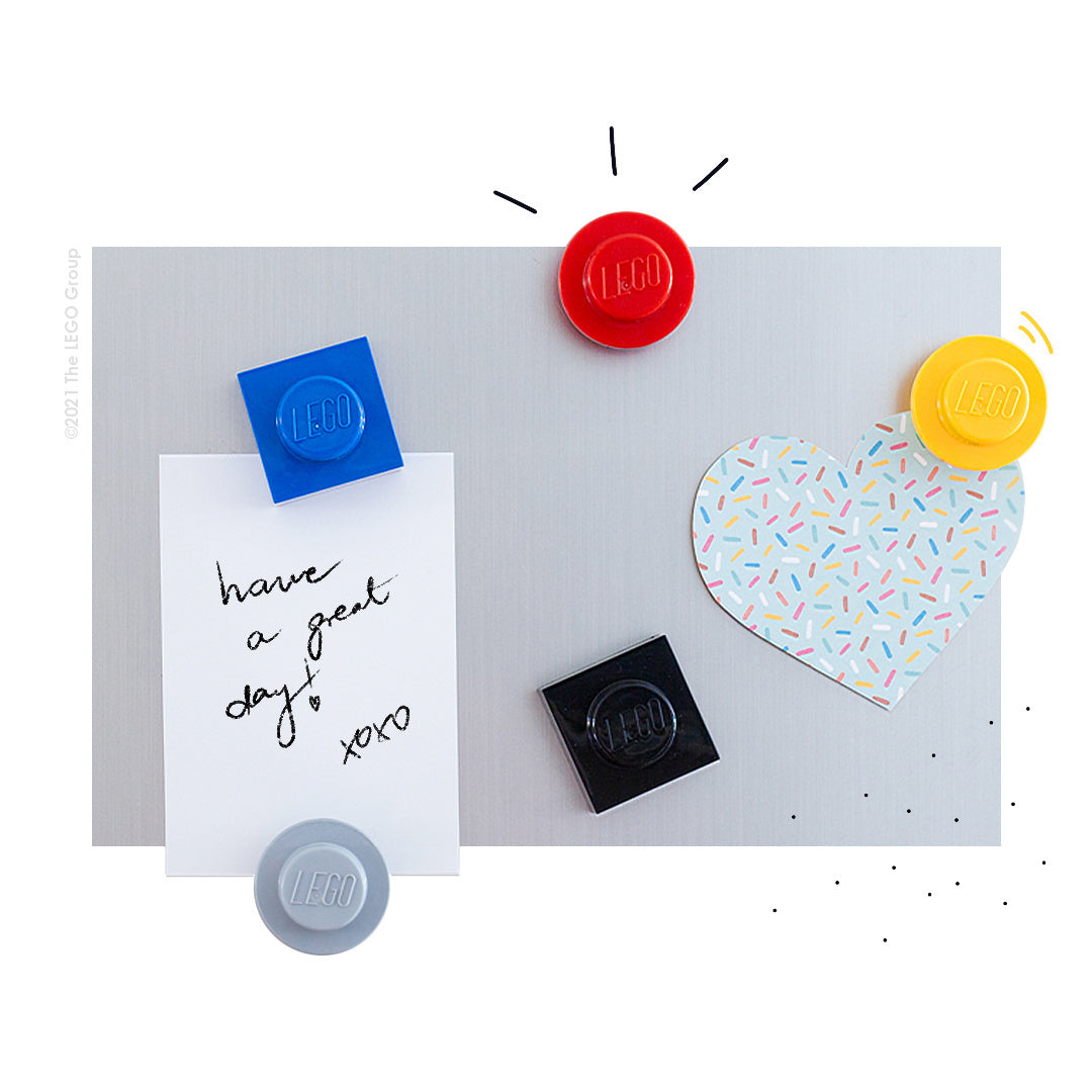 Zestaw magnesów LEGO szare i kolorowe do przyczepiania notatek na metalowej powierzchni