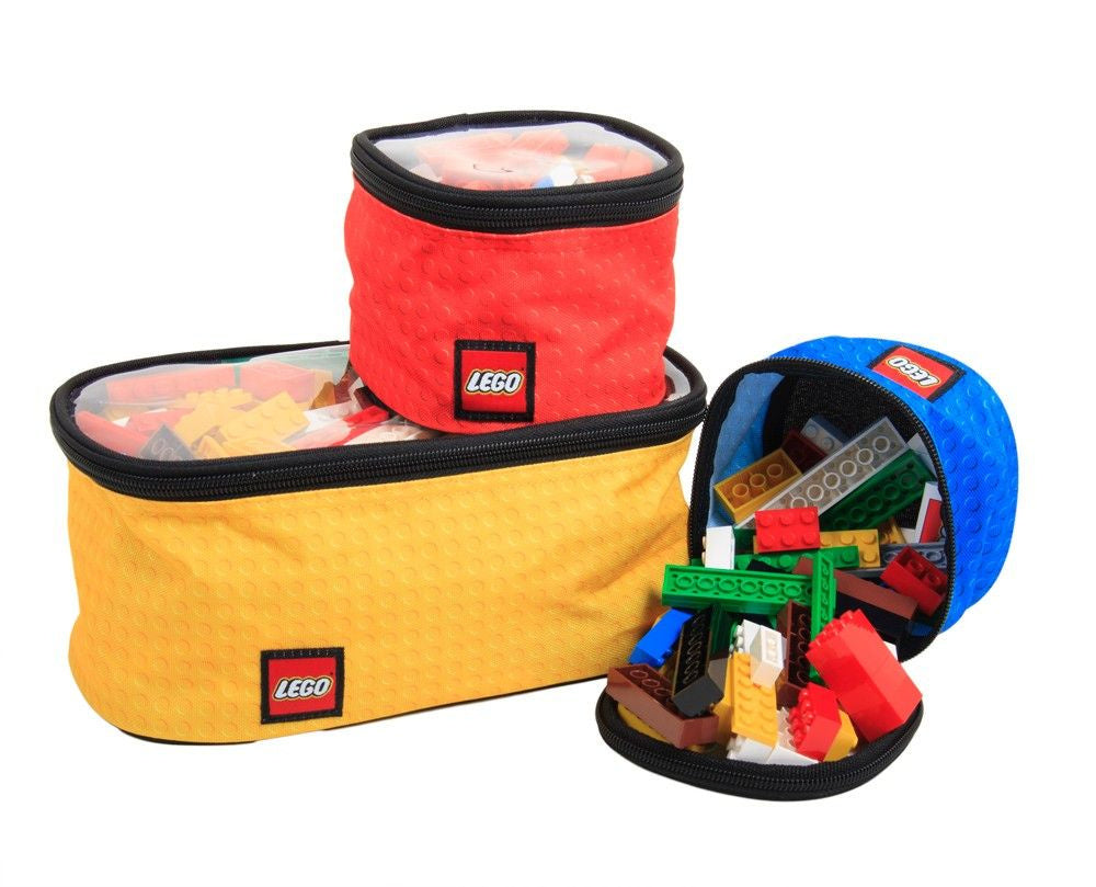 Organizery LEGO na klocki w kolorach czerwonym, żółtym i niebieskim z przezroczystym wieczkiem i logo LEGO