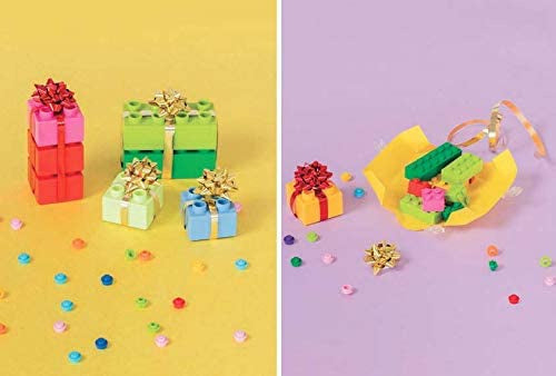 Zestaw pocztówek LEGO z miniaturowymi kolorowymi prezentami i ozdobami na żółtym i fioletowym tle