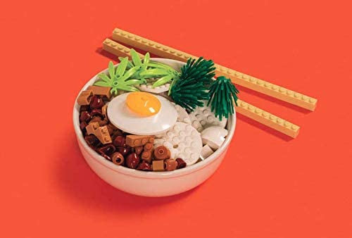 Zestaw pocztówek LEGO przedstawiający miseczkę z makietą jedzenia i pałeczkami na czerwonym tle