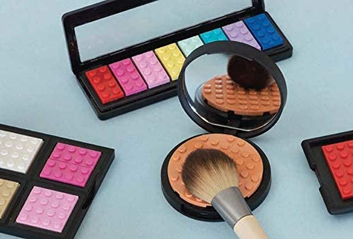 zestaw pocztówek LEGO w kształcie kolorowych cieni do powiek i pudru z pędzelkiem