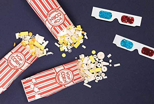 zestaw pocztówek LEGO z klockami przypominającymi popcorn i dwie pary czerwono-niebieskich okularów 3D