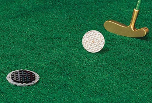 Zestaw pocztówek LEGO przedstawiający tematykę golfa z plastikową piłką i kijem na zielonym tle