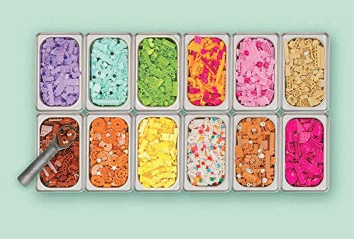 zestaw pocztówek LEGO z kolorowymi klockami poukładanymi w metalowych pojemnikach