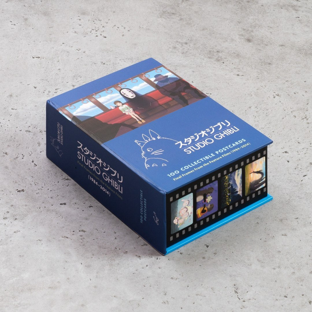 Zestaw pocztówek Studio Ghibli w niebieskim pudełku z ilustracjami z filmów i logo Studio Ghibli