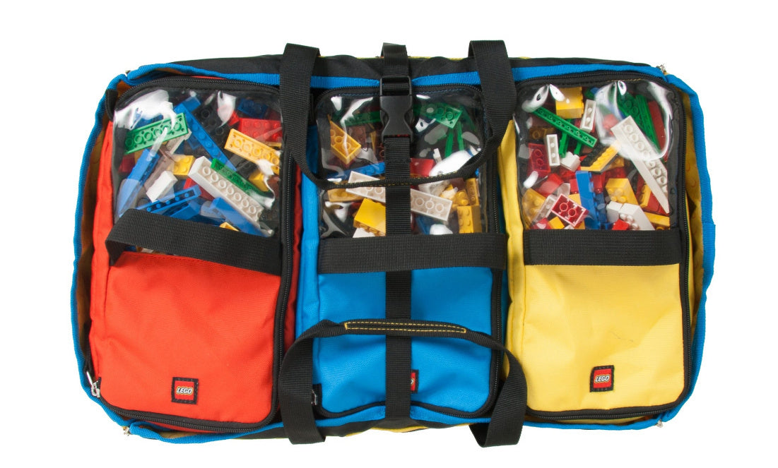 Zestaw pojemników LEGO z matą w kolorach czerwonym, niebieskim i żółtym z przezroczystymi kieszeniami na klocki