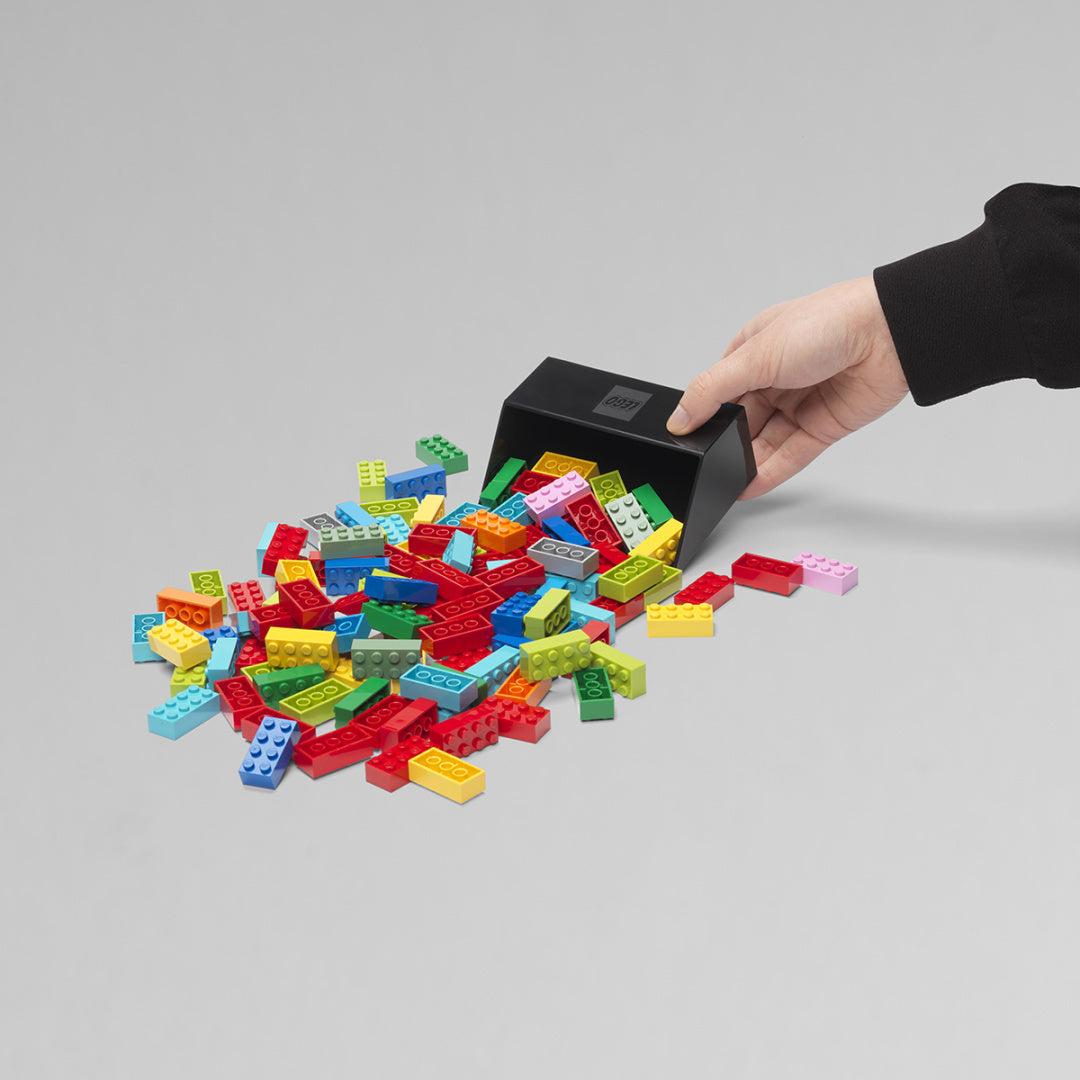 Czarna szufelka do klocków LEGO marki BV JACOB COMPANY do sprzątania kolorowych klocków