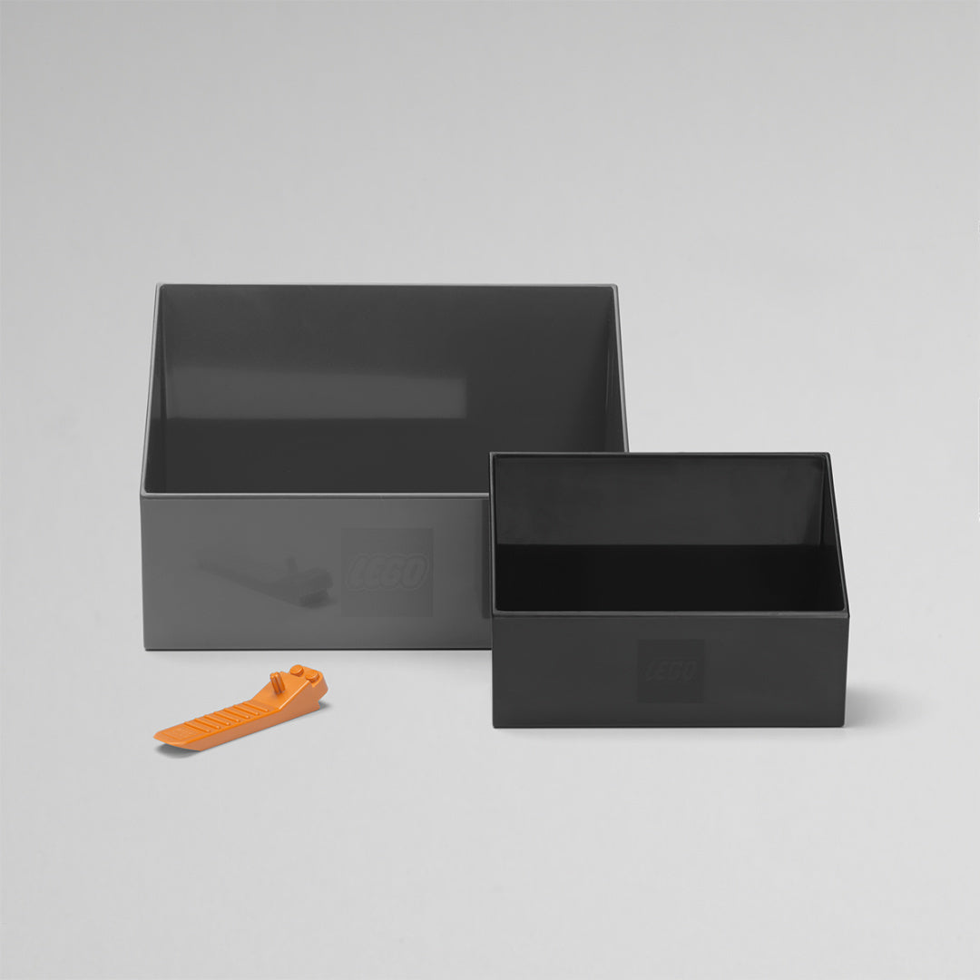 Szufelka do klocków LEGO z dwoma czarnymi pojemnikami na klocki i pomarańczową szufelką