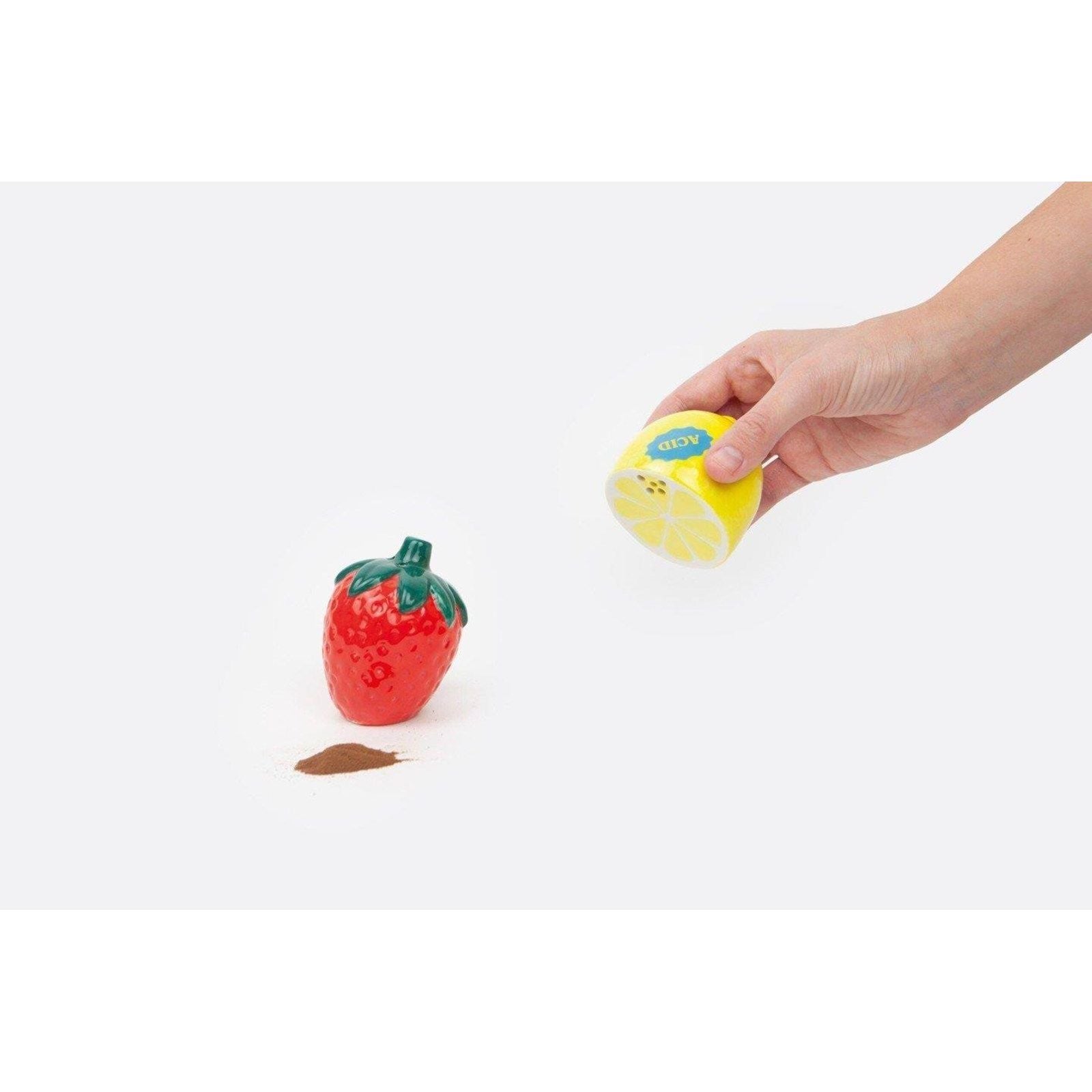 Solniczka i pieprzniczka truskawka cytryna od DOIY w kształcie owoców z ręką posypującą przyprawę