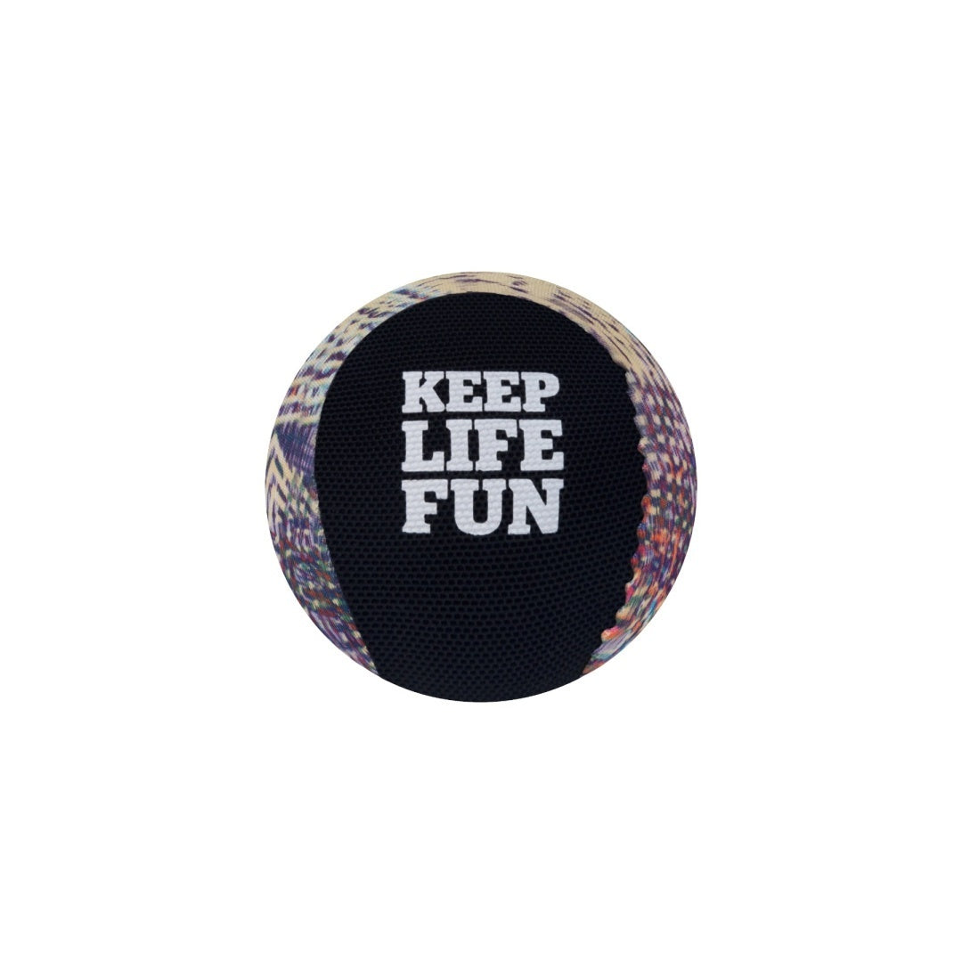 Piłeczka Waboba Pro do odbijania na wodzie z napisem Keep Life Fun na czarnej powierzchni