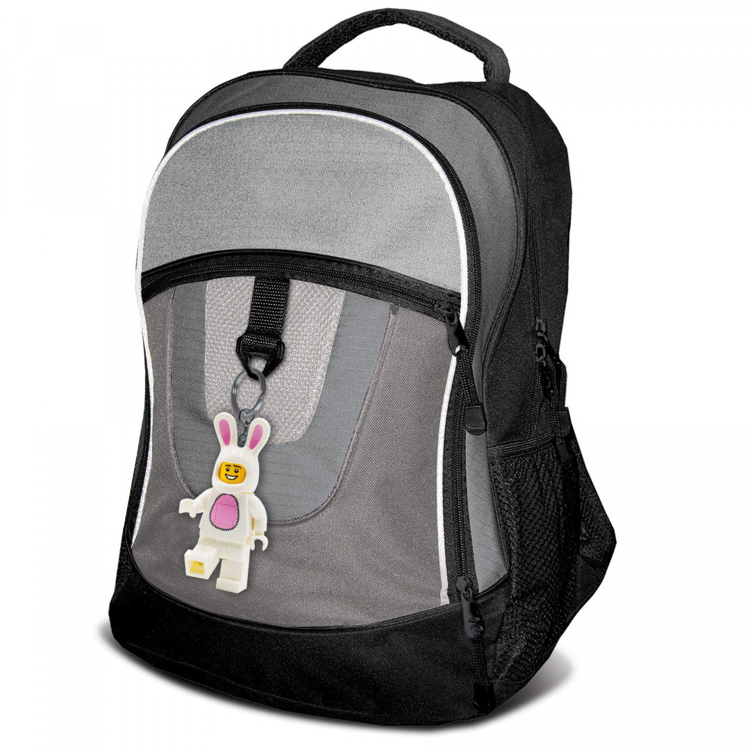 Szary plecak z czarnymi elementami i brelok z latarką LEGO króliczek zawieszony z przodu