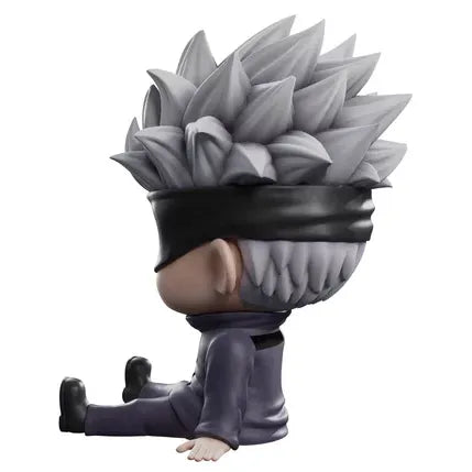 Skarbonka Jujutsu Kaisen postać Plastoy z szarą fryzurą i opaską na oczach siedząca