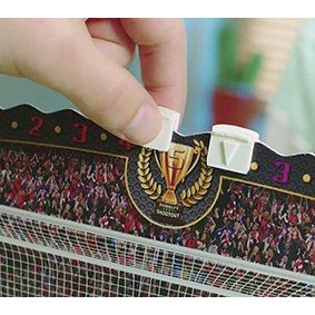 Gra piłkarska karniaki z elementami do przesuwania punktów na tle boiska i trybun z kibicami