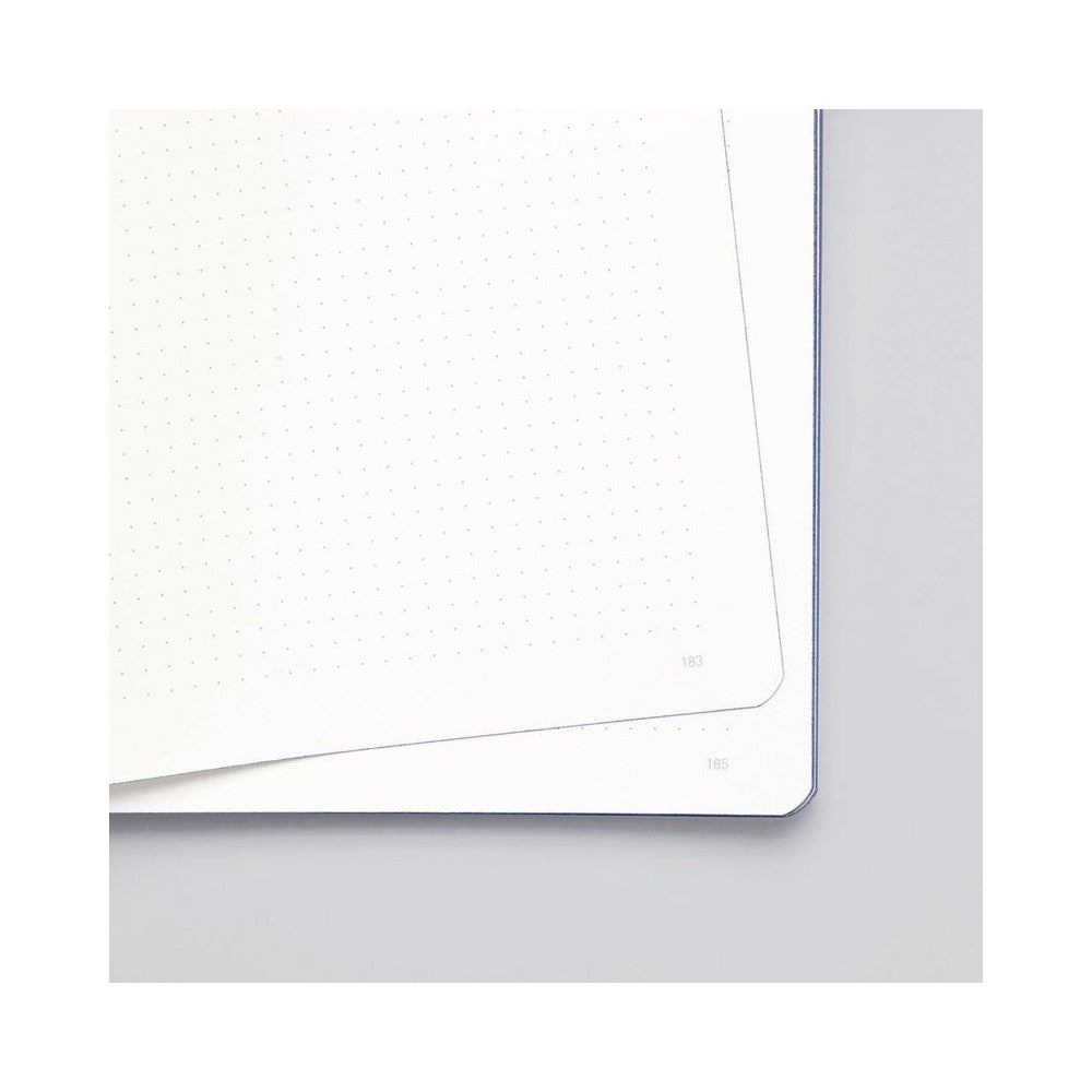 Wnętrze notatnika Savage L Light z kropkowanymi kartkami i delikatnym wykończeniem brzegów