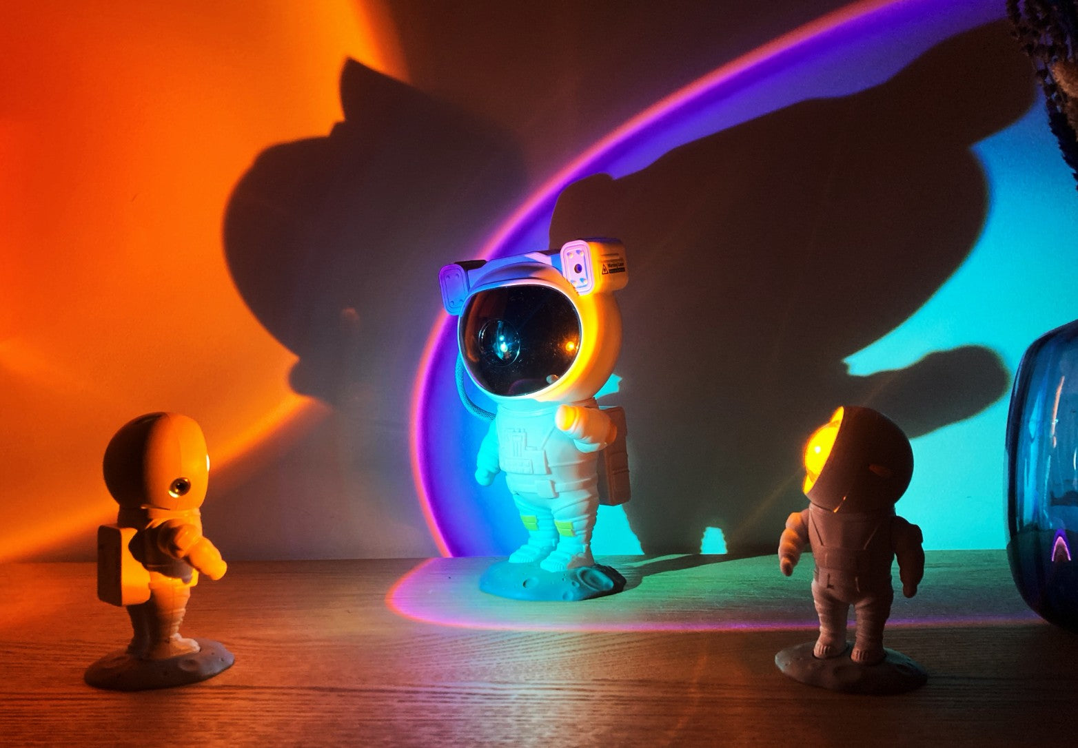 Lampka projekcyjna astronauta w kształcie kosmonauty rzucająca kolorowe światło na ścianę