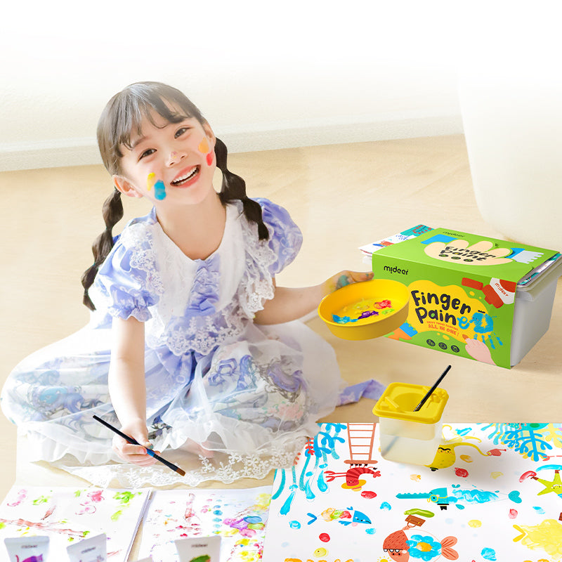 Dziecko bawiące się farbami do malowania palcami dla dzieci firmy Yamann z kolorowymi obrazkami