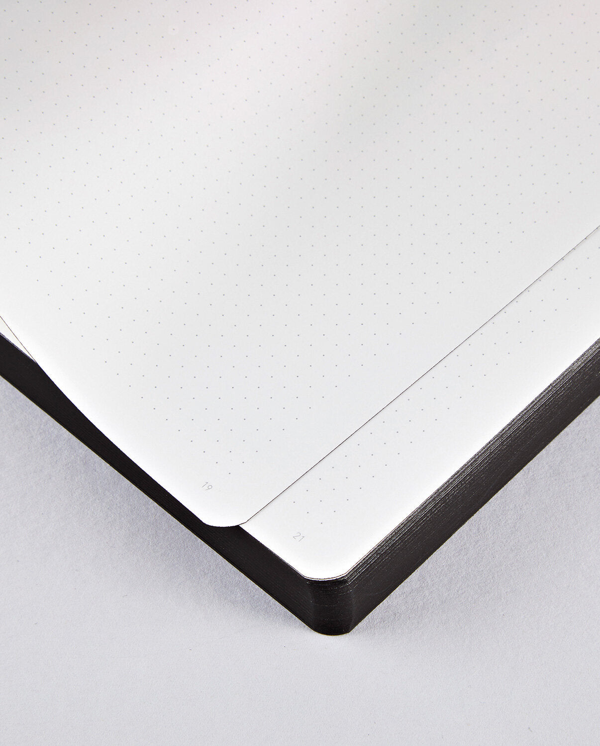 Notatnik Voyager L czarny z czarną twardą okładką i stronami w kropki