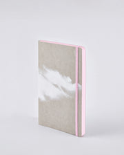 Notatnik inspiration book cloud pink z szarą okładką i różową gumką od BV JACOB COMPANY