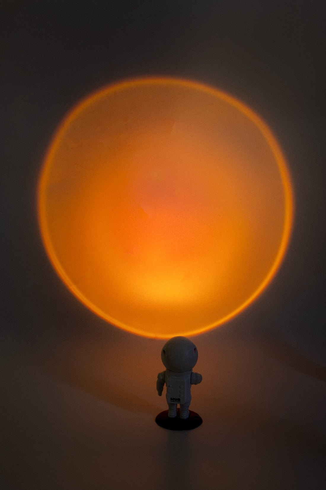 Lampka projekcyjna astronauta z efektem świetlnym tworzącym okrągłą poświatę na ścianie